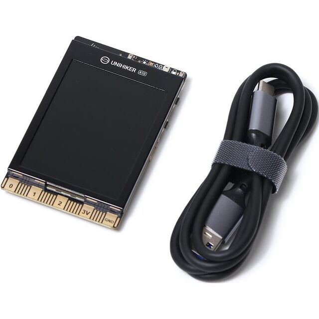 Zawartość opakowania UNIHIKER K10 z dołączonym przewodem komunikacyjnym USB Type-C.